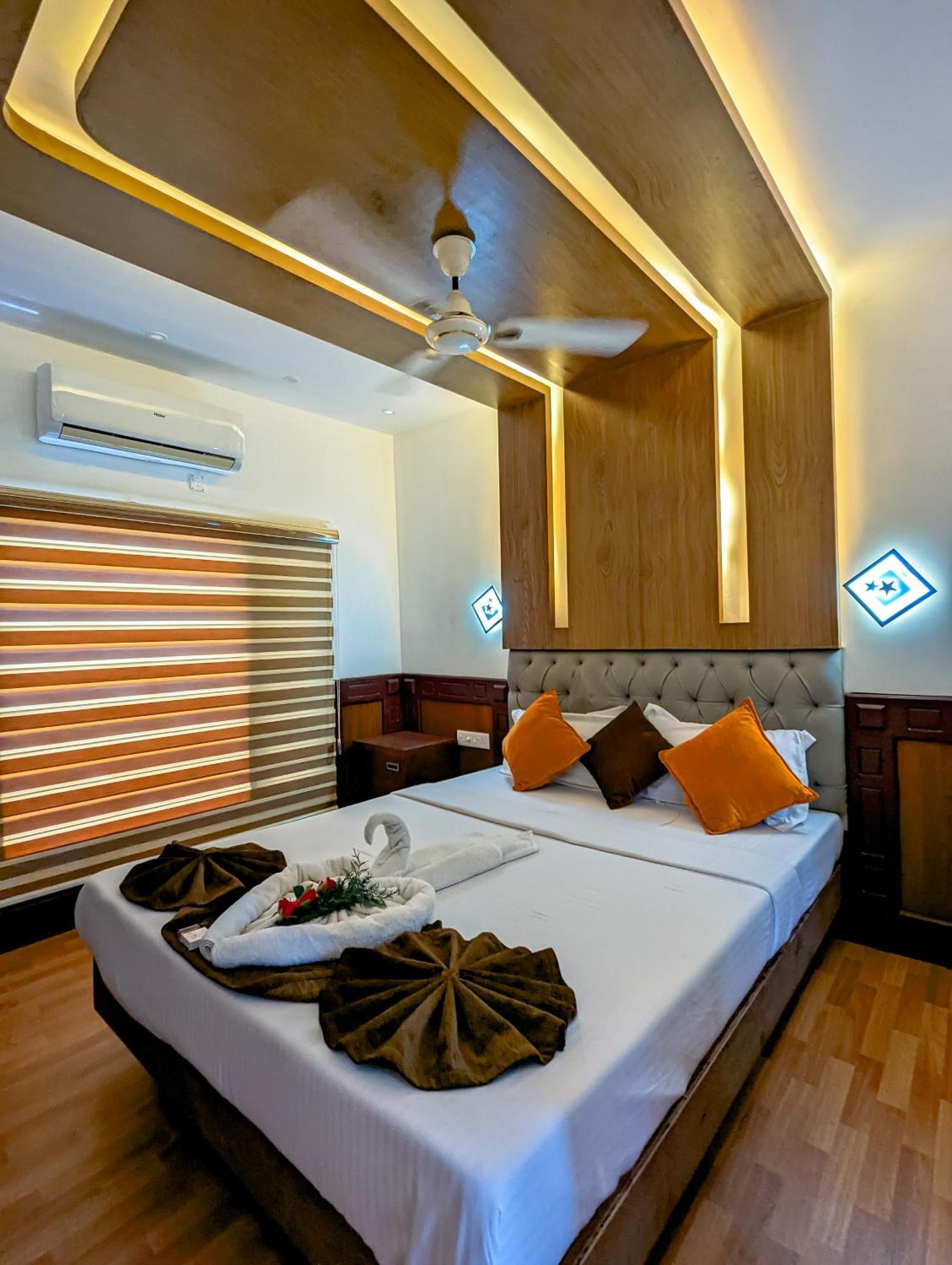 Grand Villa Houseboat كوماراكوم المظهر الخارجي الصورة