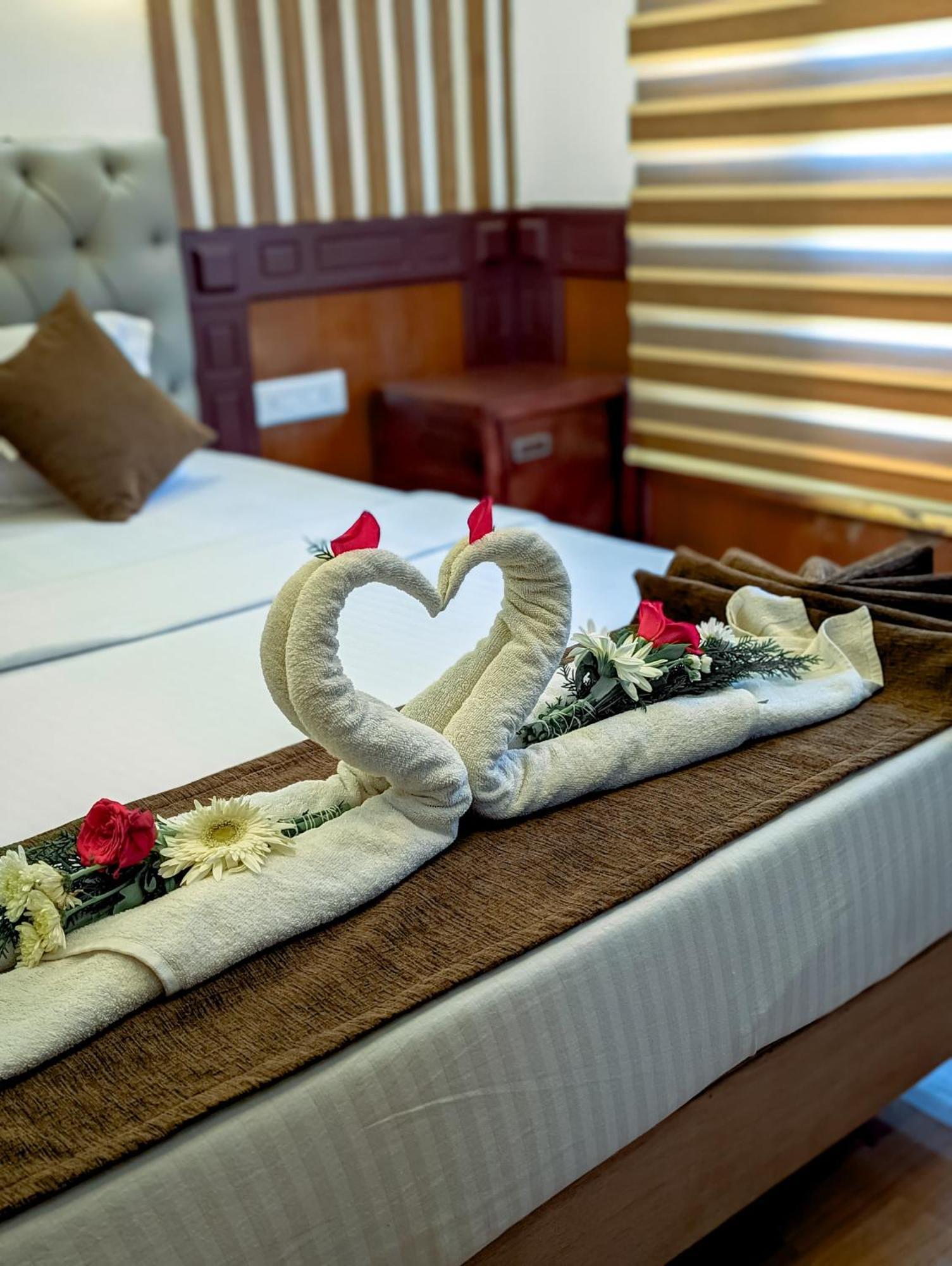Grand Villa Houseboat كوماراكوم المظهر الخارجي الصورة