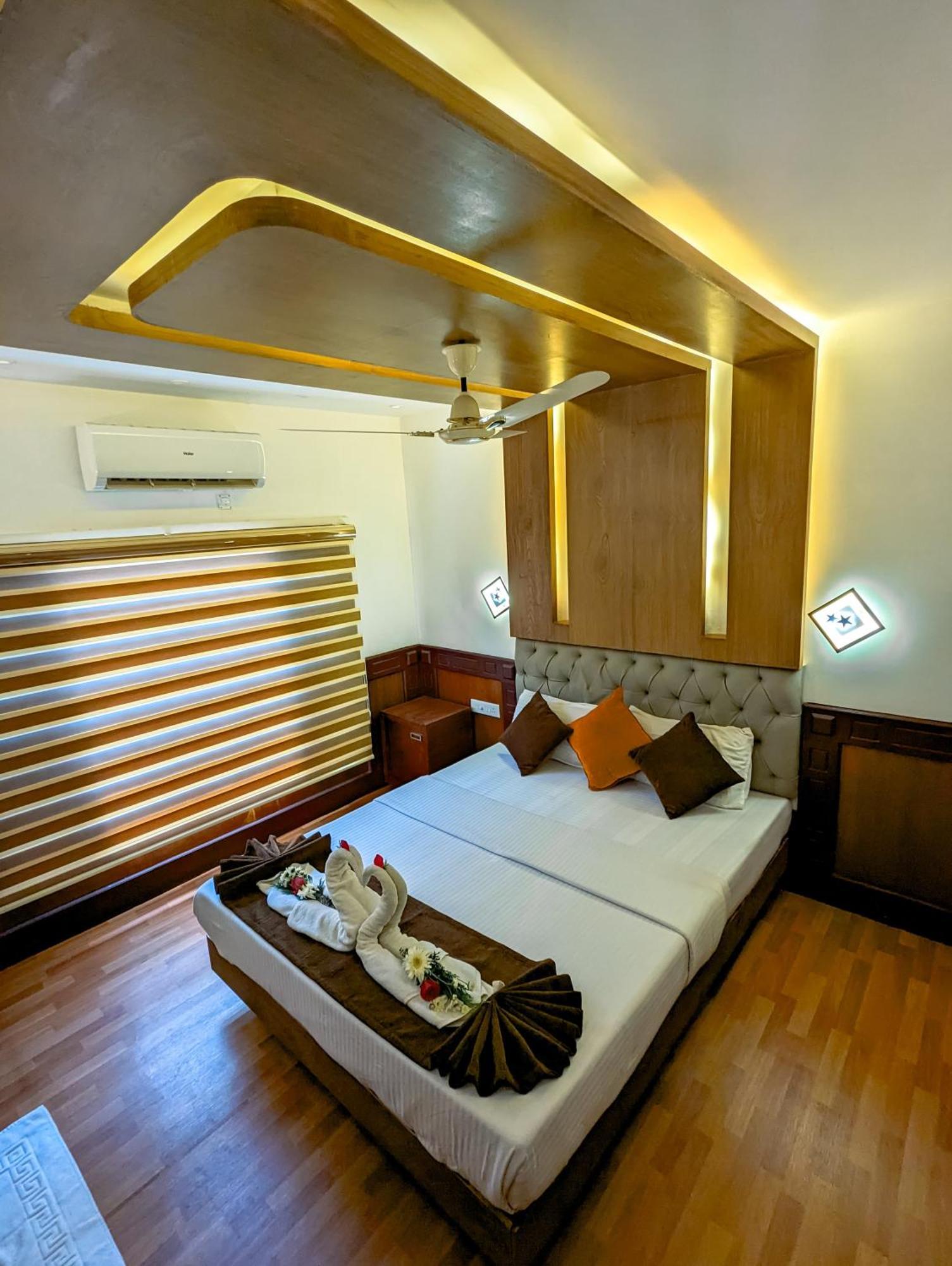 Grand Villa Houseboat كوماراكوم المظهر الخارجي الصورة